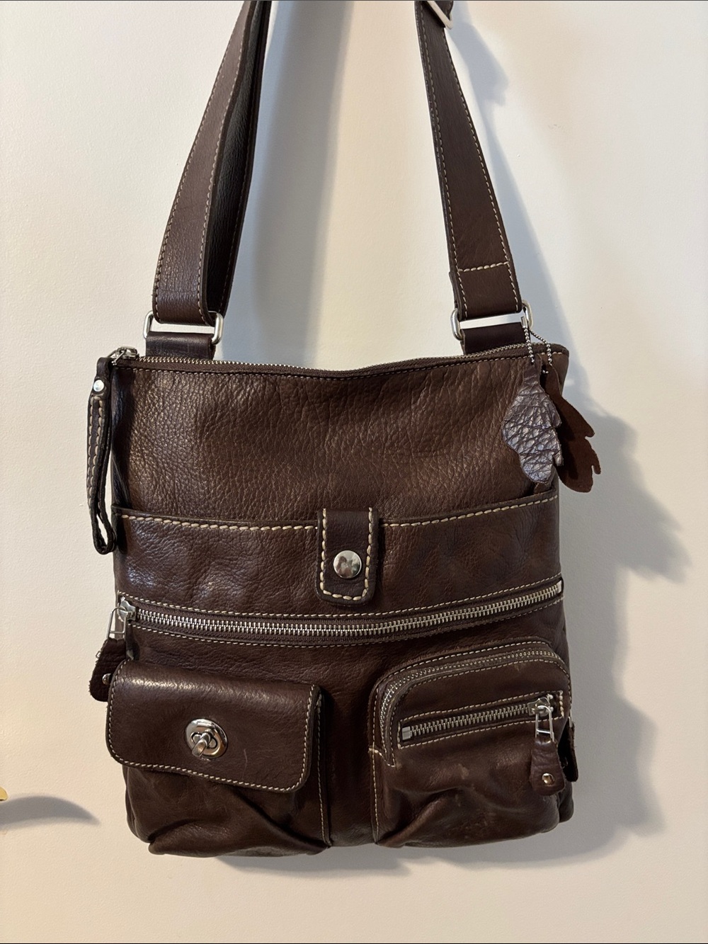 Roots Venetian Village leather crossbody messenger bag in dark brown-unisex
